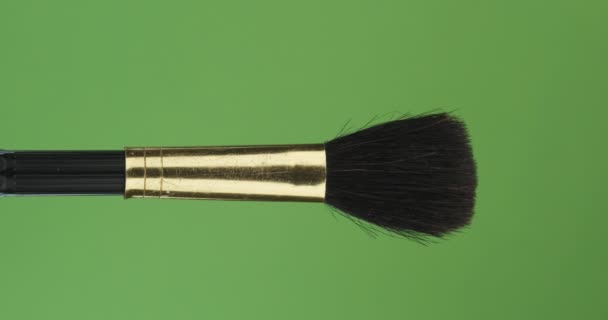 Horizontal rotation of makeup brush, on green screen. Close-up. — Stock Video