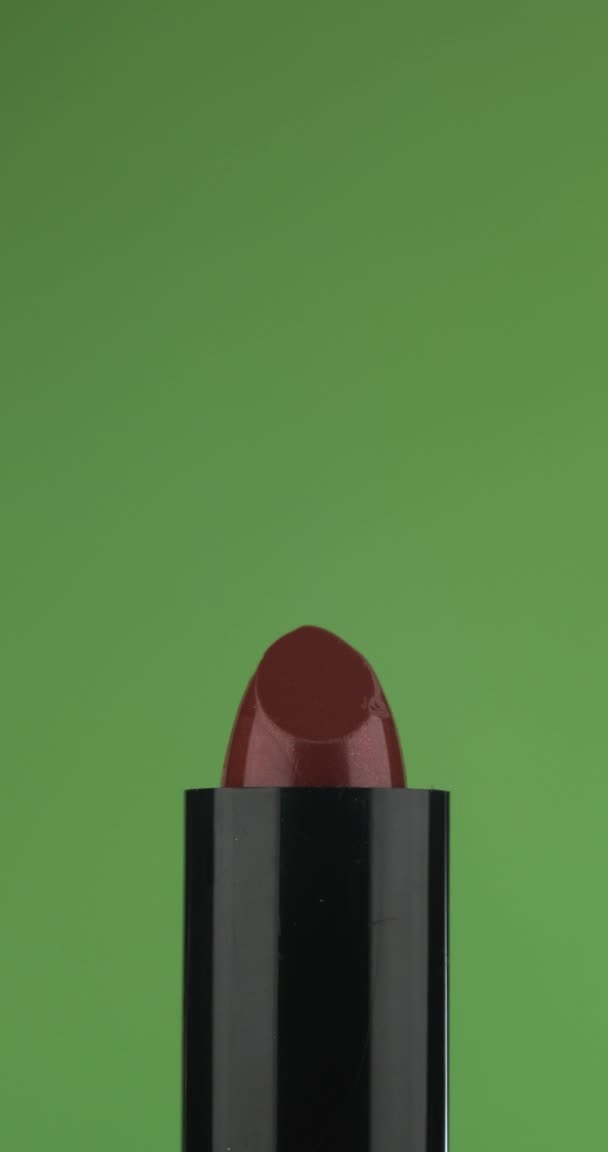 Primer plano del lápiz labial de apertura. Apertura de lápiz labial rojo aislado en pantalla verde . — Vídeos de Stock