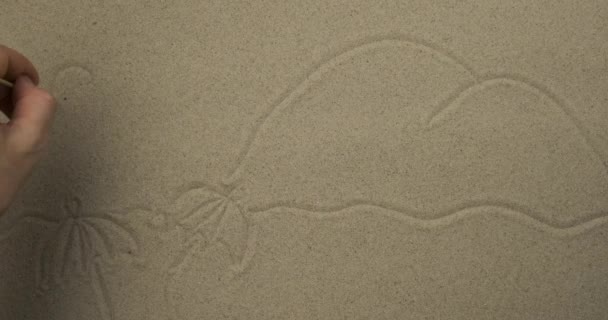 Рисование палкой на песке. Два пляжных зонта на фоне моря, солнца и гор. Символический рисунок туризма и отдыха . — стоковое видео