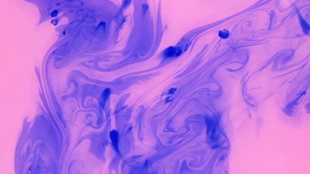 Mouvement chaotique de la peinture colorée dans l'eau. Vue du dessus. — Video