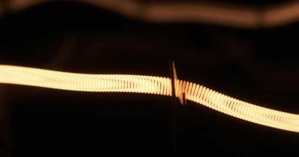 Primo piano, spirale lampeggiante di una lampada ad incandescenza. Flicker filamento di tungsteno . — Video Stock