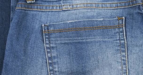 Jeans in Großaufnahme. Panorama. Kann als Hintergrund verwendet werden. Ansicht von oben. — Stockvideo