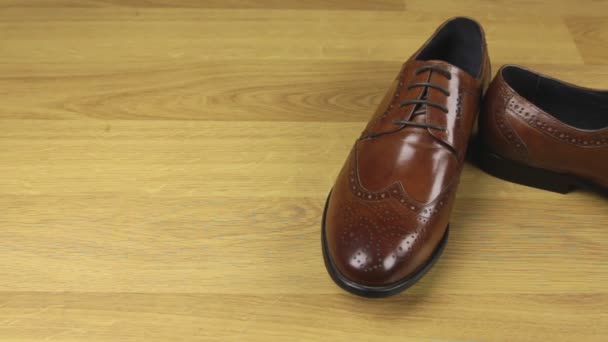 Een paar bruine klassieke lace-up schoenen. Slider schot. — Stockvideo