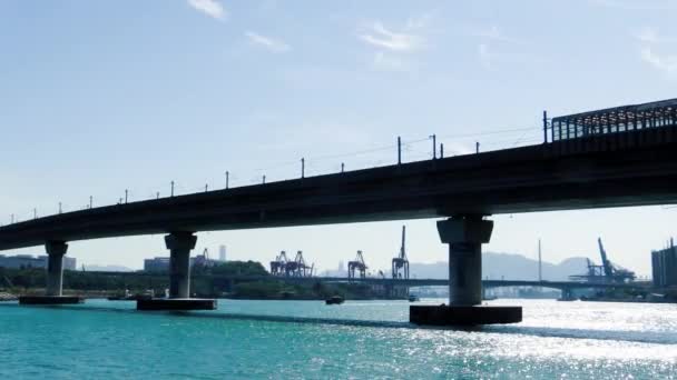 Blick auf Hängebrücke über den Fluss — Stockvideo