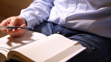 kitap üzerinde çalışıyor adam Close-Up