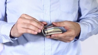 gözlük tutan bir el Close-Up