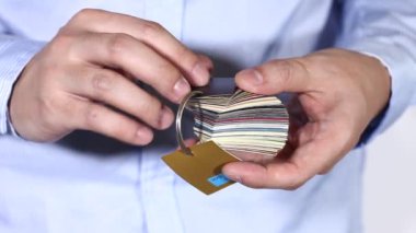 adam beyaz arka plan üzerinde el ele tutuşarak Close-Up