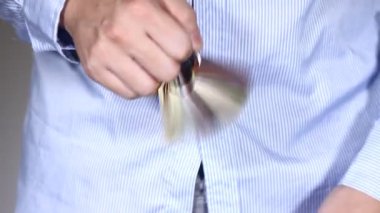 adamın elleri ile yakın çekim