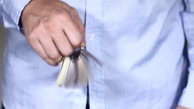 şemsiye tutan adam Close-Up