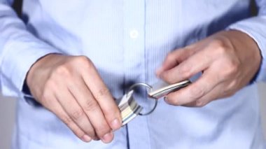 adamın elleri ile yakın çekim