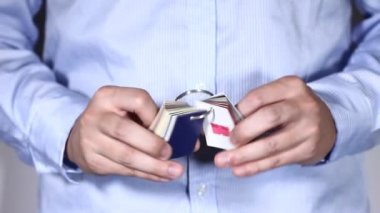 adam el ele tutuşarak Close-Up