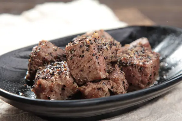 Una sesión de cocina utiliza la iluminación de carne —  Fotos de Stock