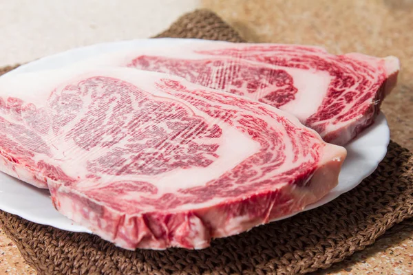 Uma cozinha atirar carne usada iluminação — Fotografia de Stock