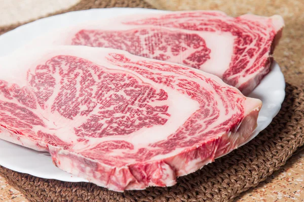 Uma cozinha atirar carne usada iluminação — Fotografia de Stock