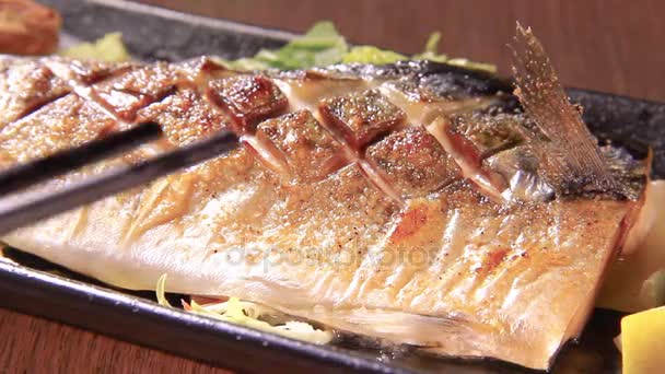 Dies ist ein Videoclip von gegrilltem Fisch — Stockvideo