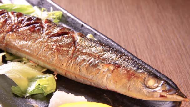 Dies ist ein Videoclip von gegrilltem Fisch — Stockvideo