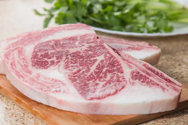 Uma cozinha atirar carne usada iluminação — Fotografia de Stock