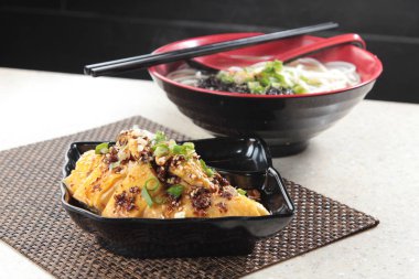 Buharda pişirilmiş tavuk resmi.