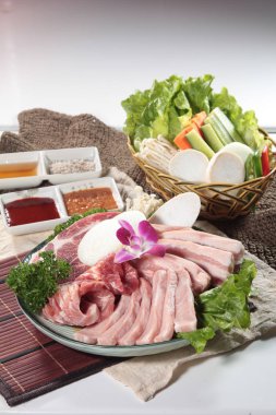 Çiğ sığır etinin mutfak fotoğrafı.