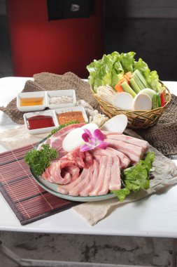 Çiğ sığır etinin mutfak fotoğrafı.