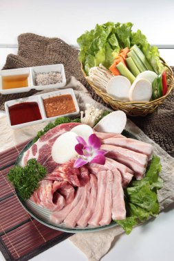 Çiğ sığır etinin mutfak fotoğrafı.