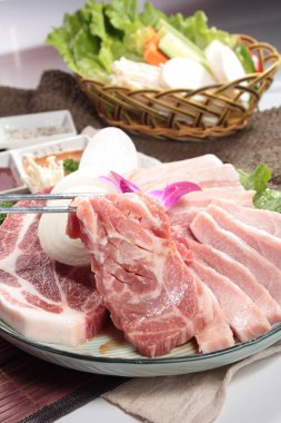 Çiğ sığır etinin mutfak fotoğrafı.