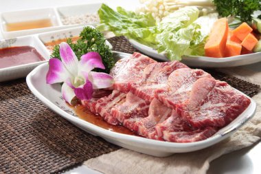 Çiğ sığır etinin mutfak fotoğrafı.