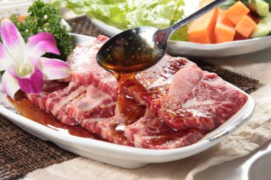 Çiğ sığır etinin mutfak fotoğrafı.