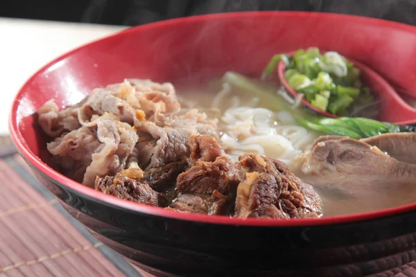 Uma Foto Culinária Macarrão Com Carne — Fotografia de Stock