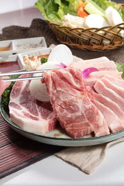 生牛肉的烹调照片 — 图库照片