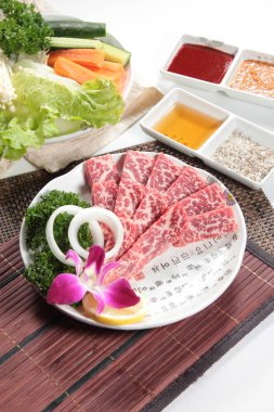 Çiğ sığır etinin mutfak fotoğrafı.