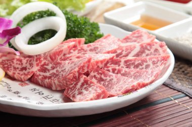 Çiğ sığır etinin mutfak fotoğrafı.