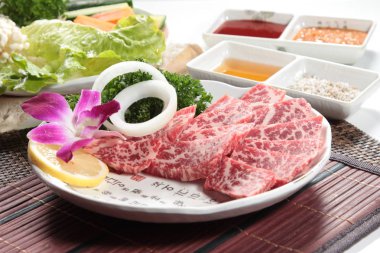 Çiğ sığır etinin mutfak fotoğrafı.