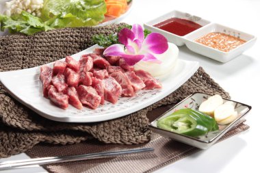 Çiğ sığır etinin mutfak fotoğrafı.