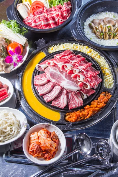 Uma cozinha atirar carne usada iluminação — Fotografia de Stock