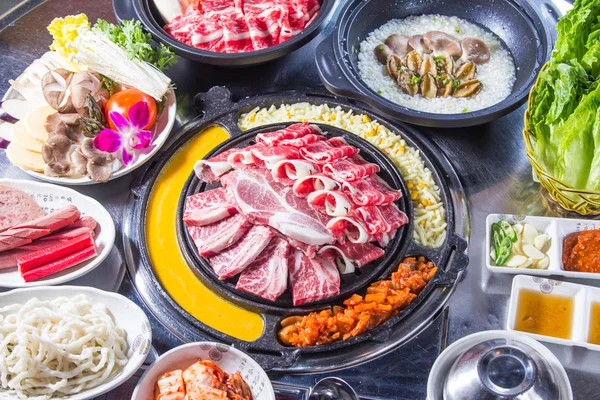 Uma cozinha atirar carne usada iluminação — Fotografia de Stock