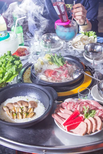 Uma cozinha atirar carne usada iluminação — Fotografia de Stock