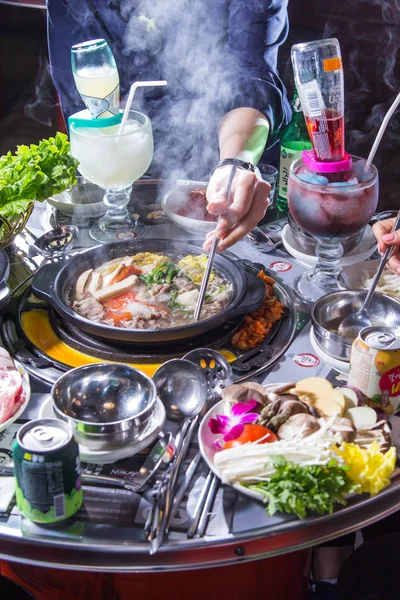 Una sesión de cocina utiliza la iluminación de carne — Foto de Stock