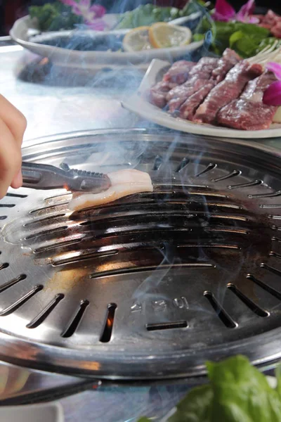 Uma cozinha atirar carne usada iluminação — Fotografia de Stock