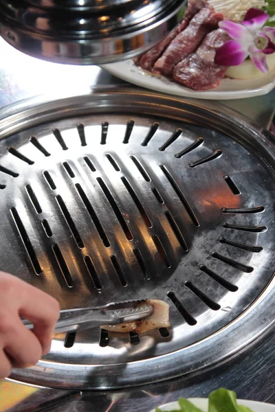 Uma cozinha atirar carne usada iluminação — Fotografia de Stock