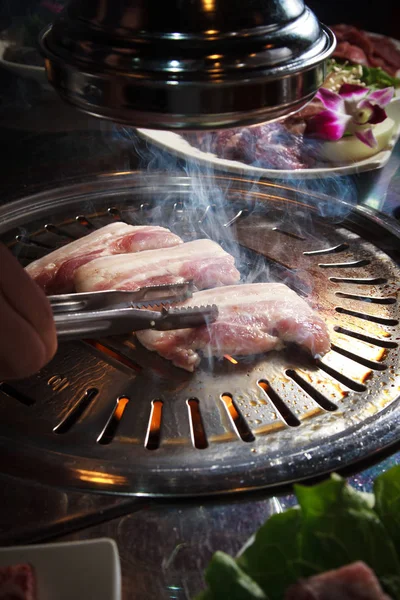 Uma cozinha atirar carne usada iluminação — Fotografia de Stock