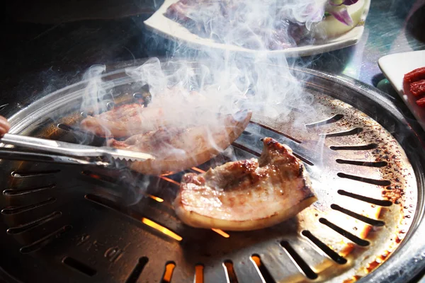 Uma cozinha atirar carne usada iluminação — Fotografia de Stock