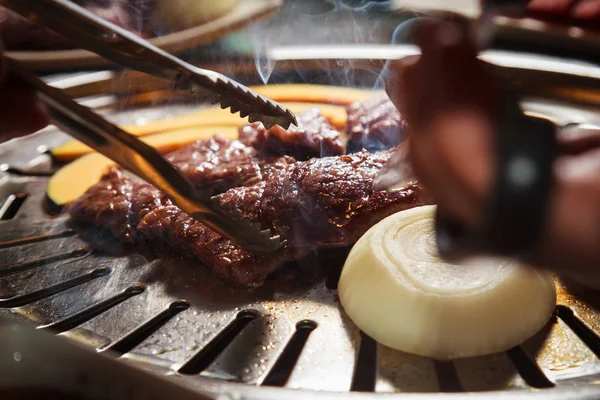 Uma cozinha atirar carne usada iluminação — Fotografia de Stock