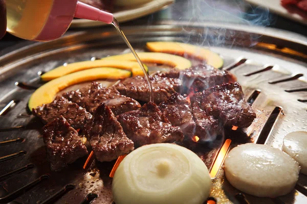 Uma cozinha atirar carne usada iluminação — Fotografia de Stock