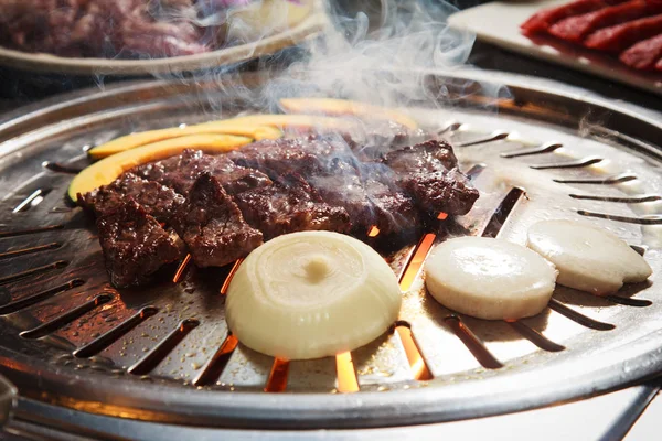 Uma cozinha atirar carne usada iluminação — Fotografia de Stock