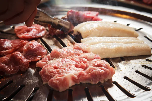 Uma cozinha atirar carne usada iluminação — Fotografia de Stock