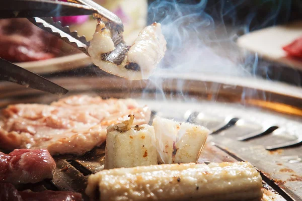 Uma cozinha atirar carne usada iluminação — Fotografia de Stock