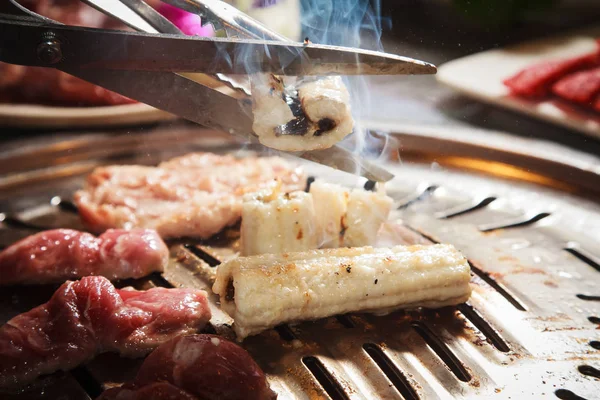 Uma cozinha atirar carne usada iluminação — Fotografia de Stock