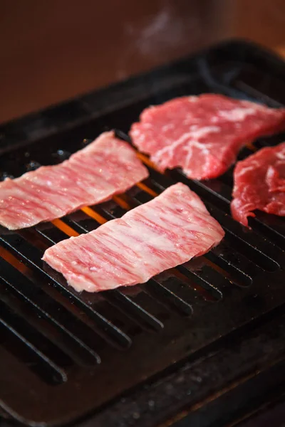 Uma cozinha atirar carne usada iluminação — Fotografia de Stock