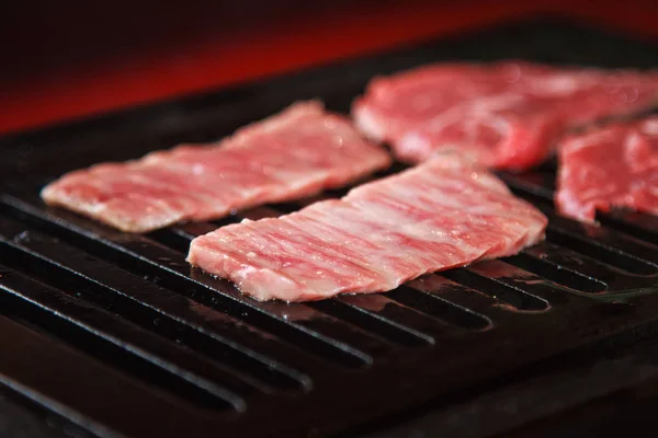 Uma cozinha atirar carne usada iluminação — Fotografia de Stock